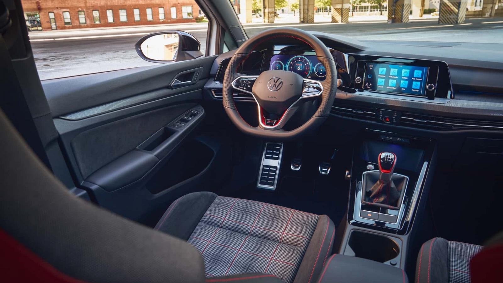 Το νέο VW Golf GTI 380 λέει αντίο στο χειροκίνητο κιβώτιο 